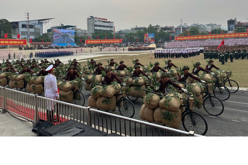 Chương trình diễu binh, diễu hành kỷ niệm 70 năm Chiến thắng Điện Biên Phủ với sự tham gia của hơn 12 ngàn người.