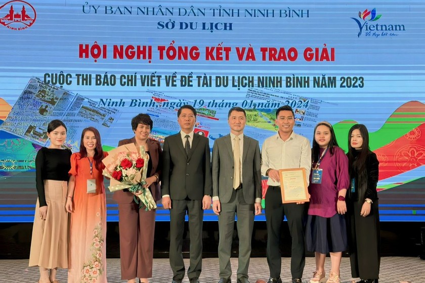 Nhóm phóng viên Ban Văn hóa - Xã hội và Văn phòng đại diện Nam Định đạt giải A Cuộc thi Báo chí viết về đề tài du lịch ninh Bình năm 2023.