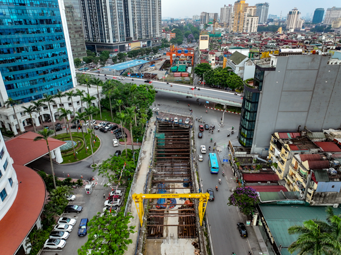 Gầm cầu vượt Nguyễn Chí Thanh sẽ được rào chắn để phục vụ thi công Dốc hạ ngầm khu vực C.