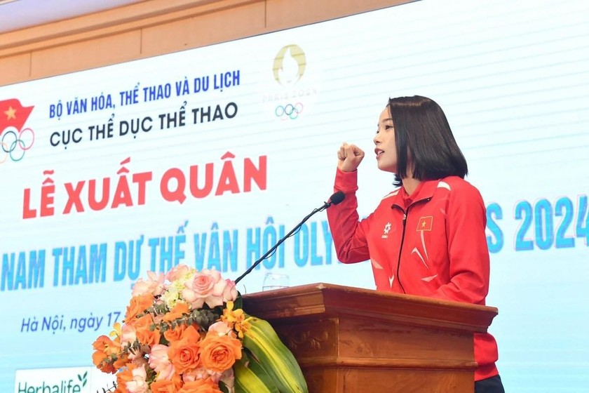 VĐV cầu lông Nguyễn Thùy Linh tuyên thệ tại lễ xuất quân dự Olympic Paris 2024 của Đoàn Thể thao Việt Nam ngày 17/7. (Nguồn: Cục TDTT)