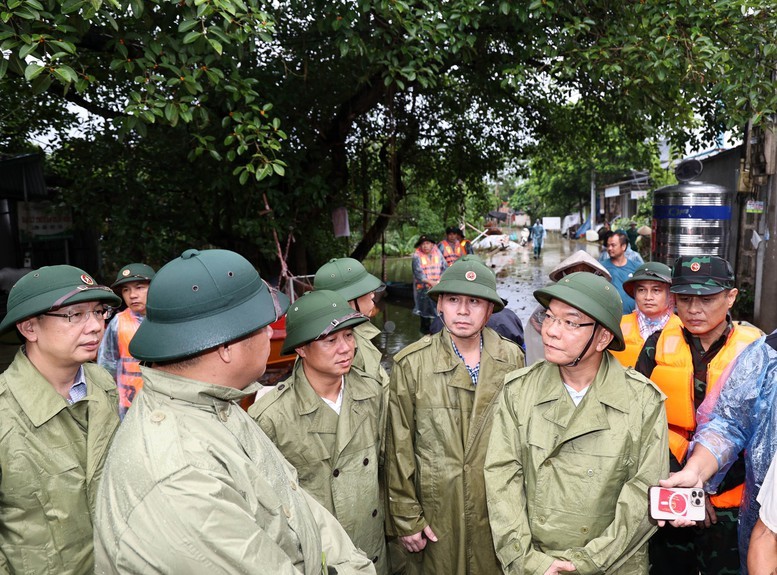 Phó Thủ tướng Lê Thành Long yêu cầu bảo đảm an toàn cho bà con vùng ngập lụt - Ảnh: VGP/Đức Tuân