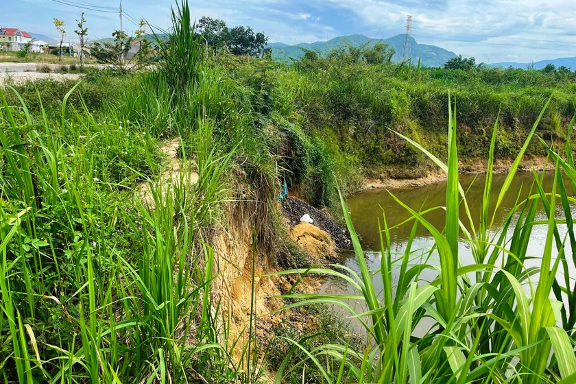 Sạt lở áp sát đường giao thông khu tái định cư Đồng Giá. (Ảnh: Công Huy) 