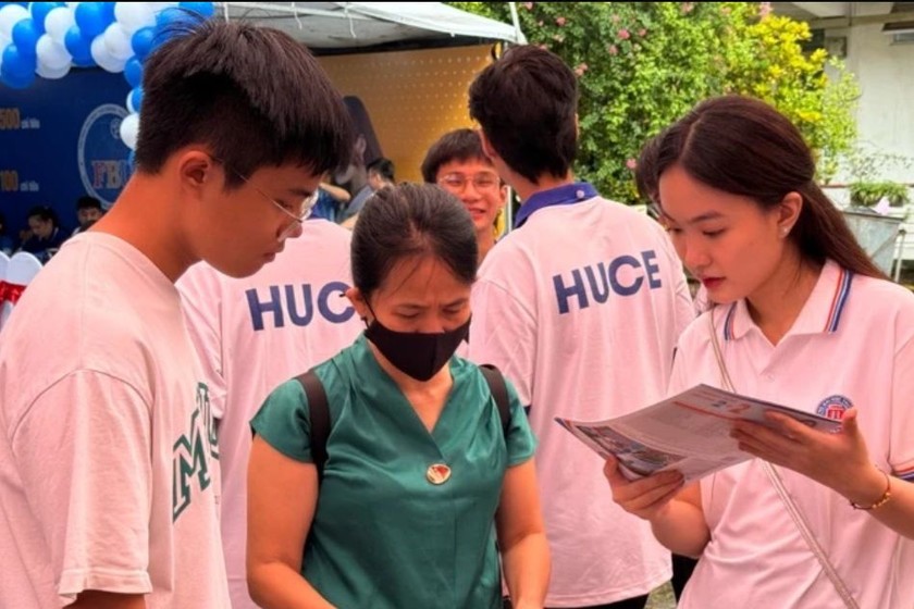 Thí sinh và phụ huynh tìm hiểu thông tin tuyển sinh tại Ngày hội “Lựa chọn nguyện vọng xét tuyển đại học, cao đẳng” năm 2024. (Nguồn: Thúy Quỳnh)