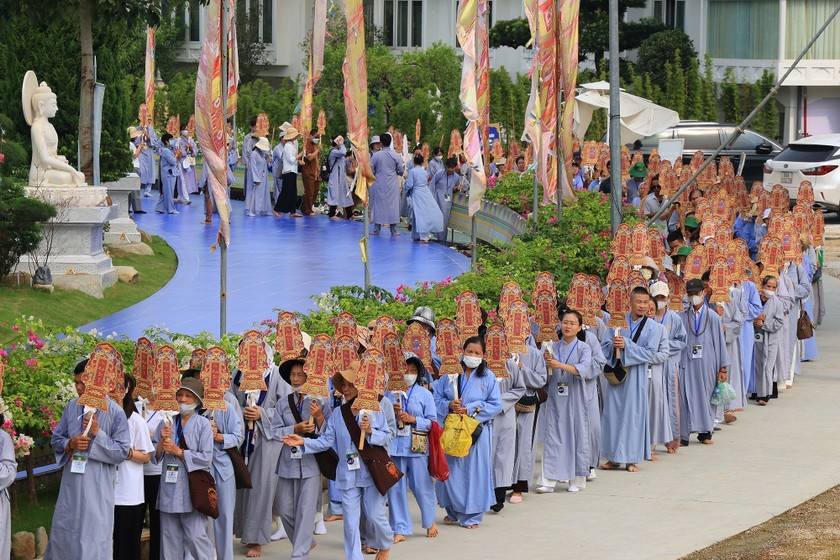 Đại chúng thực hành lễ rước bài vị cửu huyền thất tổ, thể nhập Mandala vi nhiễu Bảo tháp