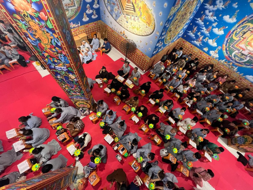 Lễ cúng dàng đèn trong Đàn lễ Phả độ gia tiên tại Đại Bảo tháp Mandala Tây Thiên