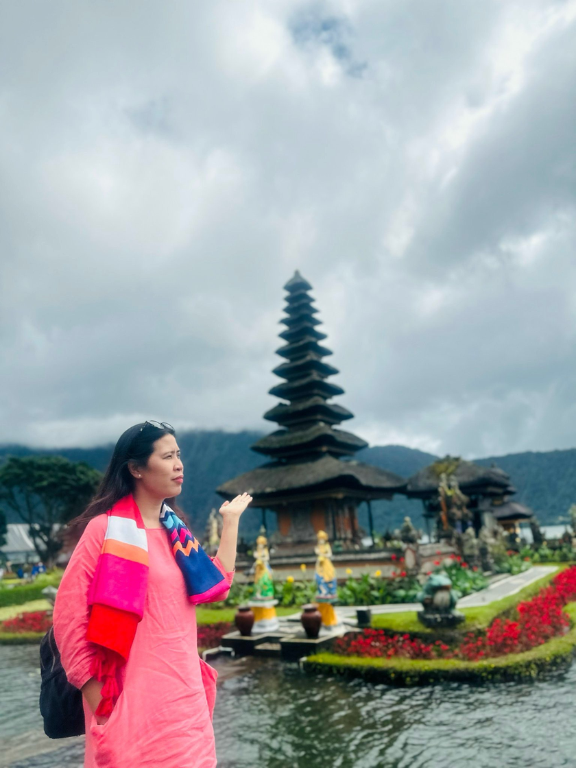 Du khách thưởng ngoạn khung cảnh nên thơ tại đền Ulun Danu Beratan, một trong những ngôi đền nổi tiếng nhất ở Bali, nằm trên bờ hồ Beratan, nơi thiên nhiên hùng vĩ và văn hóa tâm linh hòa quyện.