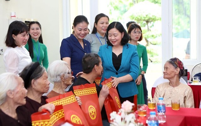 Bí thư Thành uỷ Hà Nội Bùi Thị Minh Hoài tặng quà Bà mẹ Việt Nam Anh hùng, thân nhân liệt sĩ.