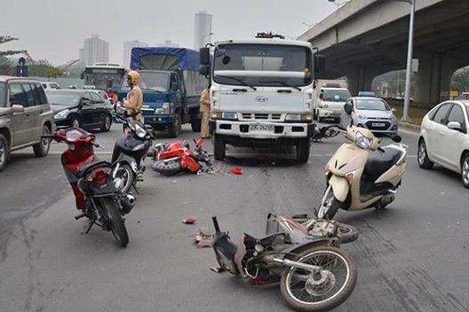 Lực lượng Cảnh sát giao thông khám nghiệm hiện trường vụ tai nạn giao thông (Ảnh minh họa)