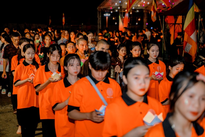 Tại Hương Sơn, Hà Tĩnh, dịp Vu Lan năm nay, chùa Tượng Sơn tổ chức lễ thả đèn hoa đăng trên sông Ngàn Phố cầu nguyện cho các bậc cha mẹ hiện tiền được bình an, cầu nguyện cho quốc thái dân an, tâm niệm an lạc. Mỗi phật tử được phát miễn phí một đèn hoa đăng, sau đó ghi những điều mong ước tốt đẹp nhất cho người thân, gia đình rồi thả xuống dòng sông Ngàn Phố để cầu may mắn, bình an. (Ảnh: Chùa Tượng Sơn)