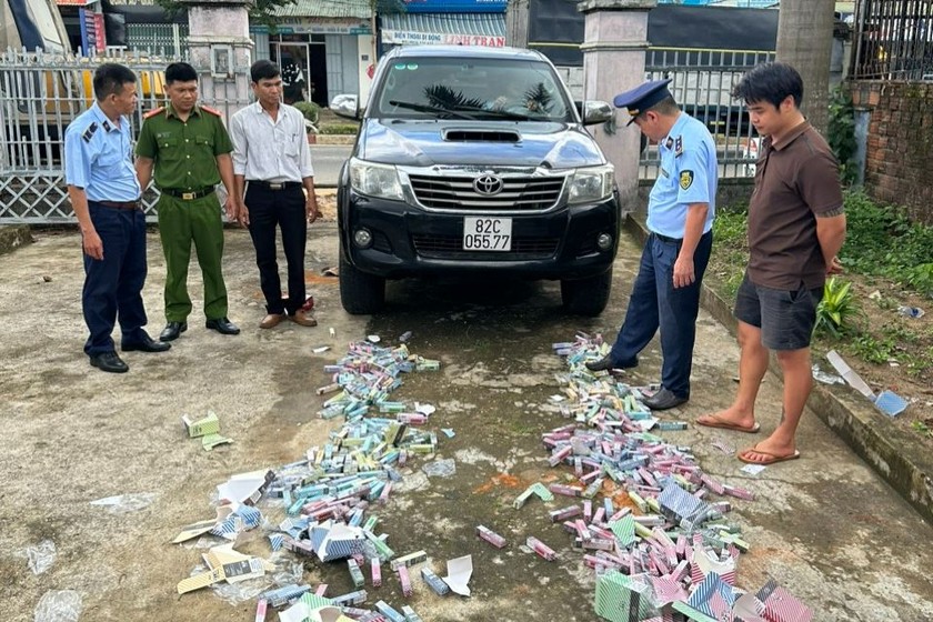 Lực lượng chức năng giám sát tiêu hủy sản phẩm vi phạm