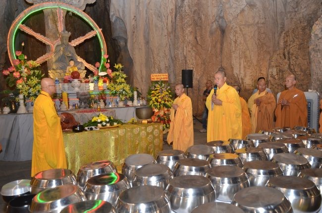 Tái hiện nghi thức Cổ Phật khất thực tại Lễ hội Vu Lan báo hiếu Ngũ Hành Sơn, Đà Nẵng năm 2024.