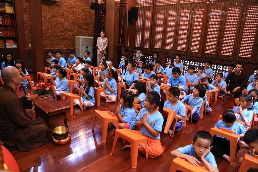 Các em nhỏ tham gia khóa sinh hoạt &quot;Học làm người có ích&quot; tại chùa Thiên Khánh.
