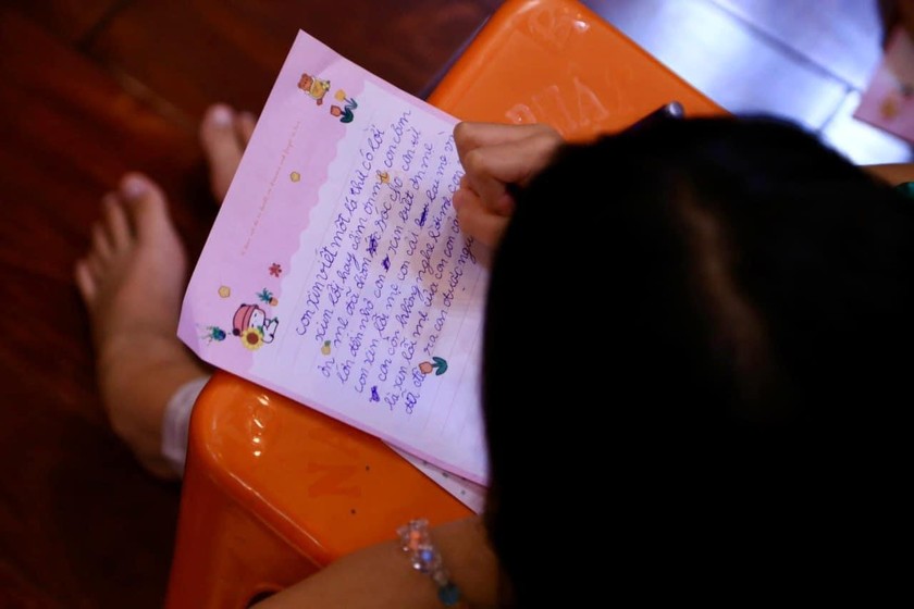 Bức thư với những nét chữ vụng về những chứa chan tình cảm của các em nhỏ - Ảnh: Chùa Thiên Khánh