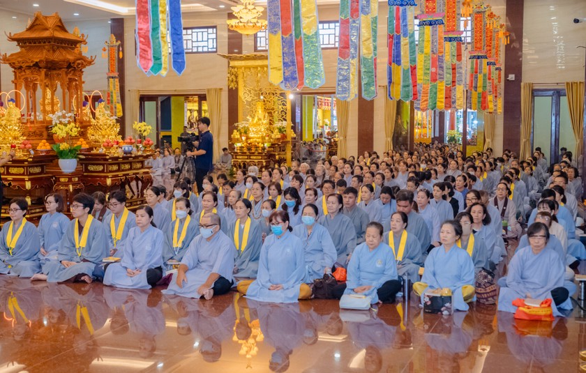Trong không khí trang nghiêm nơi đàn tràng, chư Tôn đức đồng thọ trì Kinh Địa Tạng Bồ Tát Bổn Nguyện nhằm cầu nguyện âm siêu dương thái, quốc thái dân an, cha mẹ hiện tiền tăng long phước thọ; siêu tiến chư vị hương linh Cửu huyền Thất tổ, Anh linh liệt sĩ, đồng bào tử nạn được thoát hoá siêu sanh. Ảnh: GHPGVN TP HCM