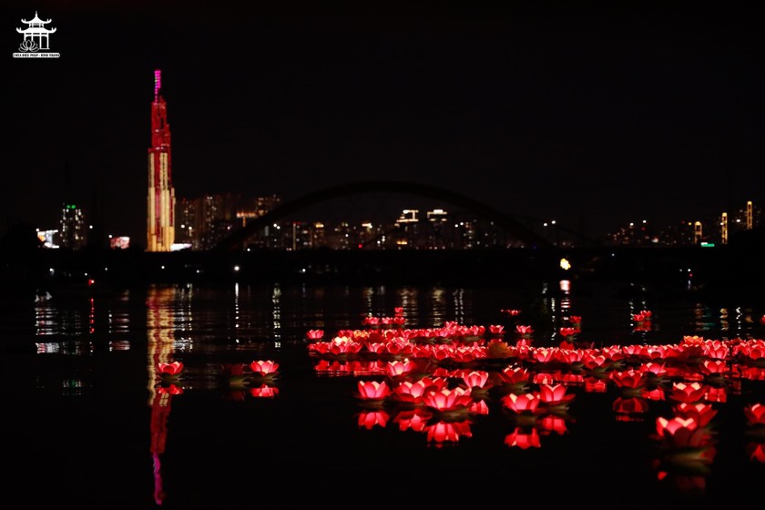 Tối 16/08/2024 (ngày 13 Tháng Bảy, năm Giáp Thìn) hơn 1000 tấm lòng hiếu hạnh quay về dưới mái chùa Diệu Pháp tham dự đại lễ hoa đăng “Hạnh hiếu là hạnh Phật” PL.2568 - DL.2024. Trong đêm lễ, đại chúng nhiếp tâm tụng niệm nghi thức Vu Lan, cài hoa hiếu hạnh và thắp nến tưởng niệm tu học theo gương hiếu hạnh của chư Phật nguyện làm người con hiếu thảo.