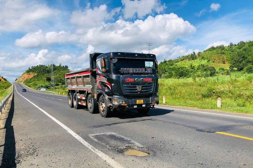 Tuyến đường tránh TP Kon Tum hư hỏng sau khi bàn giao đưa vào sử dụng hơn 1 năm. (Ảnh trong bài: Trọng Triển)