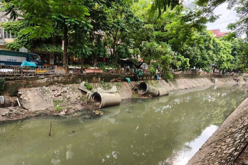 Bên bờ sông Lừ, một số điểm đã trở thành bãi tập kết rác thải, mất vệ sinh, gây mất mỹ quan đô thị. (Ảnh: Đức Long)