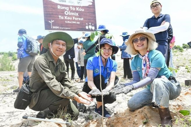 Dù thời tiết tại Bình Thuận không mấy dễ chịu, nắng nóng gay gắt, nhưng những tình nguyện viên vẫn nở nụ cười tươi, không ngại khó khăn để gieo mầm xanh xuống vùng đất cằn cỗi. (Ảnh: Gaivn.org-Anh Truong)