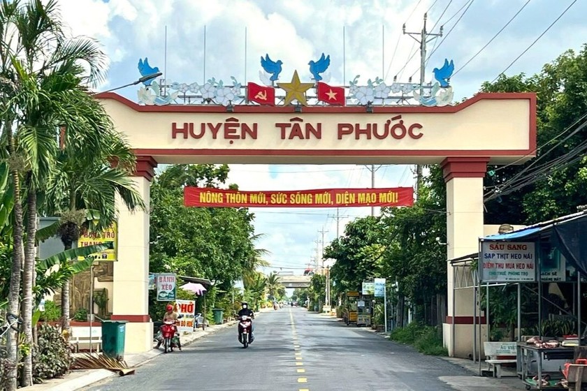 Cổng chào huyện Tân Phước - nông thôn mới, sức sống mới, diện mạo mới. 