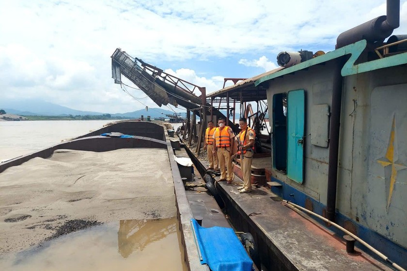 CSGT đã bàn giao toàn bộ phương tiện, hồ sơ vụ việc cho Công an huyện Ba Vì tiếp tục xác minh, xử lý. (Ảnh: Công an cung cấp)