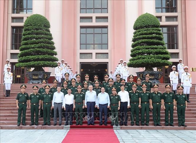 Tổng Bí thư, Chủ tịch nước Tô Lâm, Bí thư Quân ủy Trung ương, Thủ tướng Chính phủ Phạm Minh Chính và các đại biểu cùng các đồng chí Ban Thường vụ Quân ủy Trung ương chụp ảnh chung. Ảnh: Trí Dũng/TTXVN