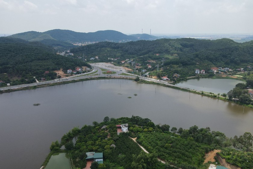 Hồ Thanh Long thuộc địa phận các xã Hưng Đạo, Lê Lợi (TP Chí Linh) và một phần xã Đan Hội (huyện Lục Nam, Bắc Giang).