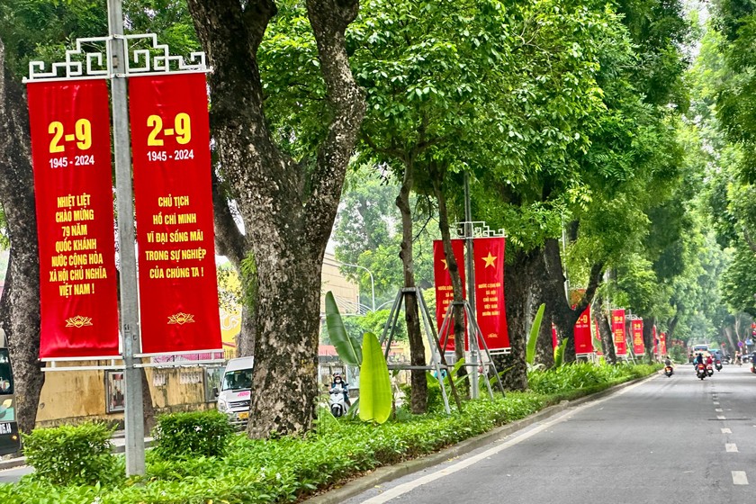 Hà Nội trang hoàng cờ hoa mừng Quốc khánh 2/9. (Ảnh: PV)