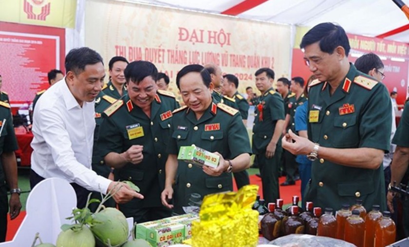Thượng tướng Trịnh Văn Quyết và các đại biểu tham quan sản phẩm nông nghiệp tiêu biểu trưng bày tại Đại hội.