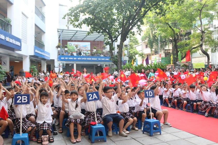 Học sinh Trường Tiểu học Chu Văn An A hào hứng chào đón năm học mới (Ảnh: Ngọc Nga)