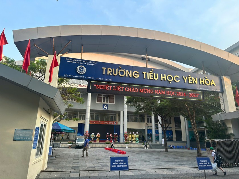 Trường Tiểu học Yên Hòa, quận Cầu Giấy sáng nay cũng trang trọng tổ chức Lễ Khai giảng, ngay từ sáng sớm đã có một số học sinh có mặt tại trường. (Ảnh: Minh Trang)