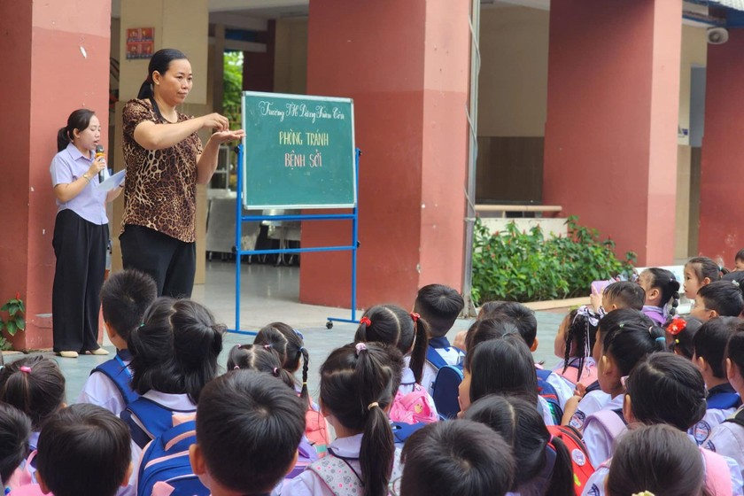 Nhiều trường học tích cực tuyên truyền phòng chống dịch bệnh đầu niên học mới. (Nguồn: Trường Tiểu học Đặng Trần Côn) 