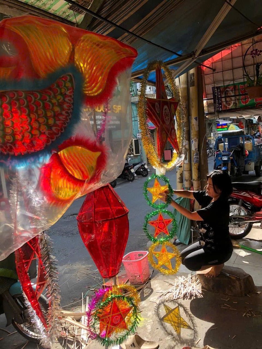Người dân làng Phú Bình bày bán những chiếc đèn lồng.