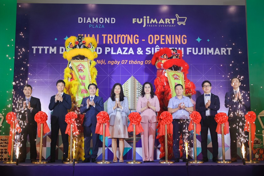 Các đại biểu cắt băng khai trương trung tâm thương mại cao cấp Diamond Plaza và siêu thị FujiMart.