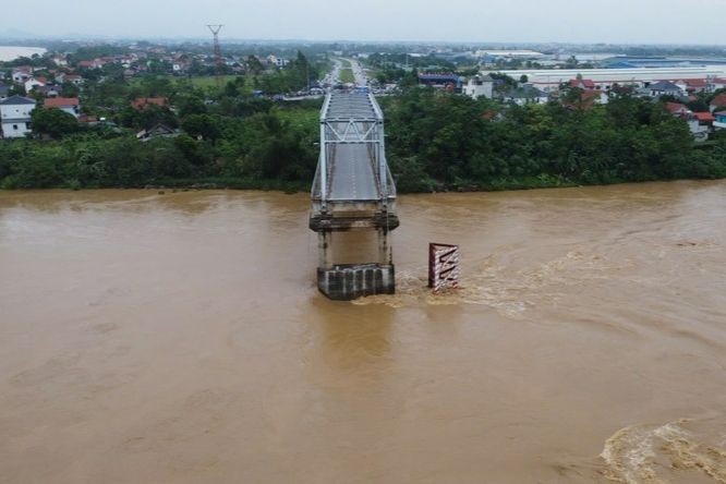 Cầu Phong Châu nhìn từ trên cao sau sự cố sập cầu (Ảnh: Xuân Hồng)