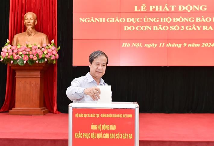 Bộ trưởng Bộ GD&ĐT Nguyễn Kim Sơn quyên góp ủng hộ đồng bào khắc phục hậu quả cơn bão số 3.