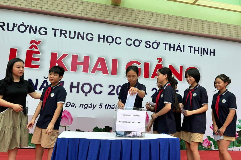 Học sinh Trường THCS Thái Thịnh, quận Đống Đa, Hà Nội tham gia quyên góp ủng hộ đồng bào miền Bắc khắc phục hậu quả mưa lũ.