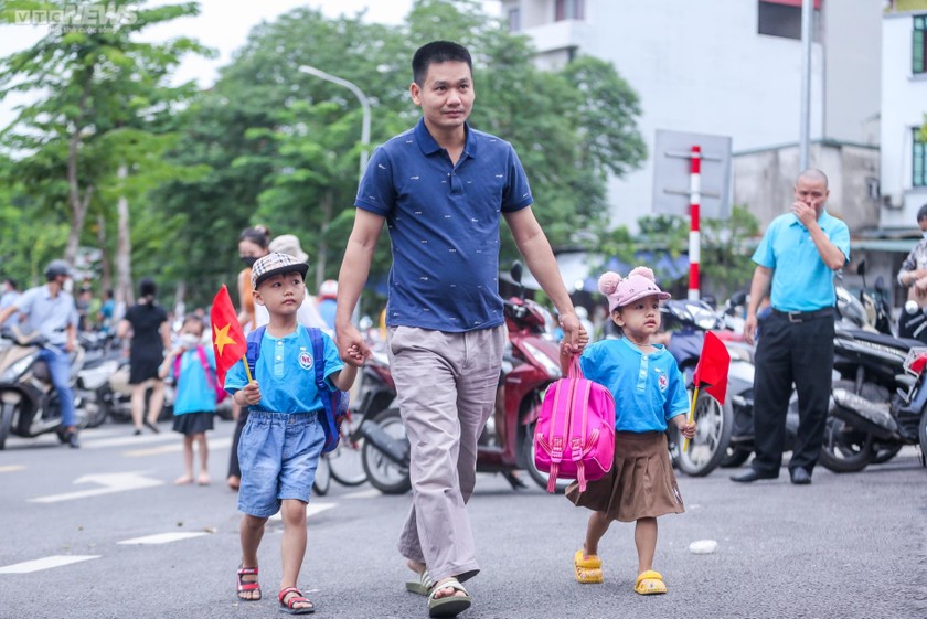 Phụ huynh nên dành thời gian tâm sự, trò chuyện tháo gỡ nút thắt trong lòng các em. (Ảnh minh họa, nguồn: Kenh14) 