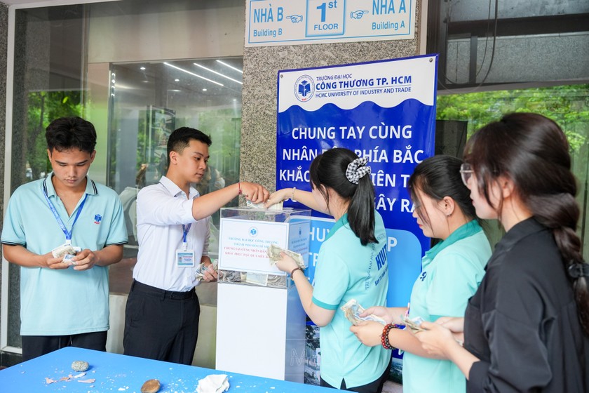 Sinh viên Trường Đại học Công Thương TP HCM ủng hộ đồng bào bị ảnh hưởng bởi bão Yagi. (Ảnh: HUIT)