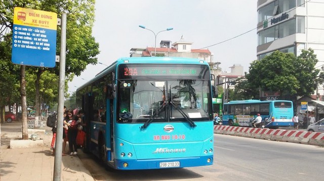 Bảo đảm giao thông phục vụ nhu cầu đi lại của Nhân dân sau khi nước rút tại một số tuyến đường qua địa bàn Sơn Tây, Mỹ Đức - (Ảnh: KTĐT)