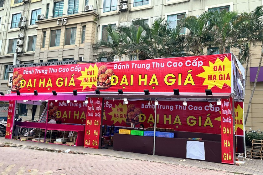 Tiểu thương Hà Nội 'dài cổ' chờ khách mua bánh trung thu 'đại hạ giá'