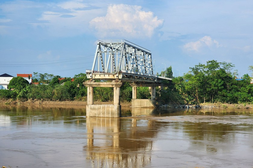 Hình ảnh cây cầu Phong Châu chỉ còn một phần sau vụ sập cầu kinh hoàng. (Nguồn: Báo Giao thông)