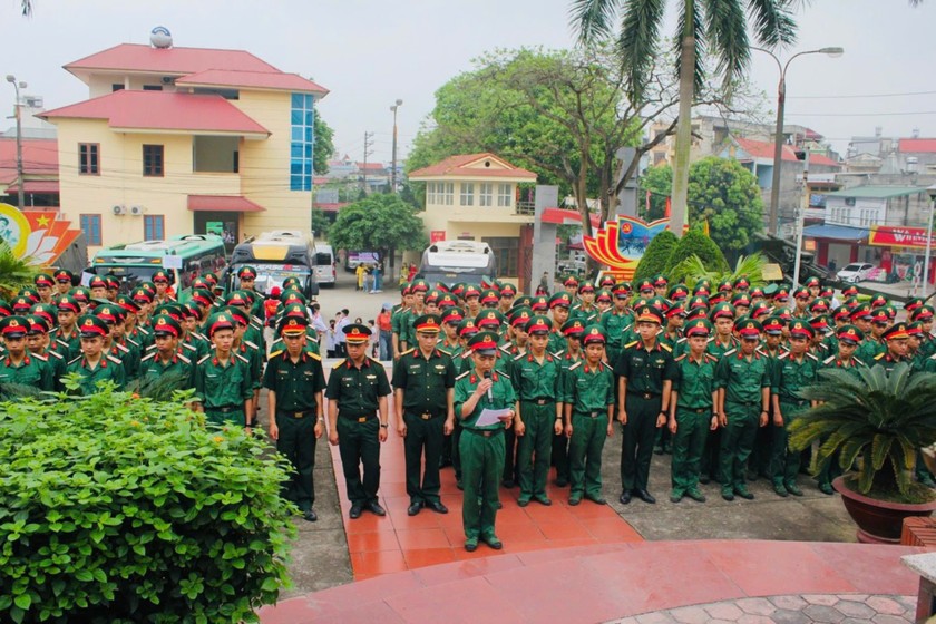 Lễ báo công trước tượng đài Chủ tịch Hồ Chí Minh. 