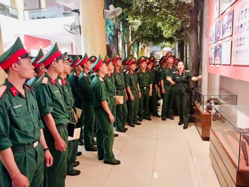 Hướng dẫn viên Bảo tàng đón tiếp, thuyết minh cho chiến sĩ mới nhập ngũ.