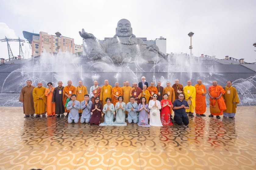 Đoàn đại biểu Vesak 2025 chụp hình lưu niệm dưới chân tượng Tượng Di Lặc. Ảnh: Sun World Ba Den Mountain