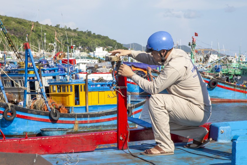 Kỹ thuật viên Đài Thông tin duyên hải Nha Trang kiểm tra thiết bị giám sát hành trình trên tàu cá. (Ảnh: Báo Khánh Hòa)