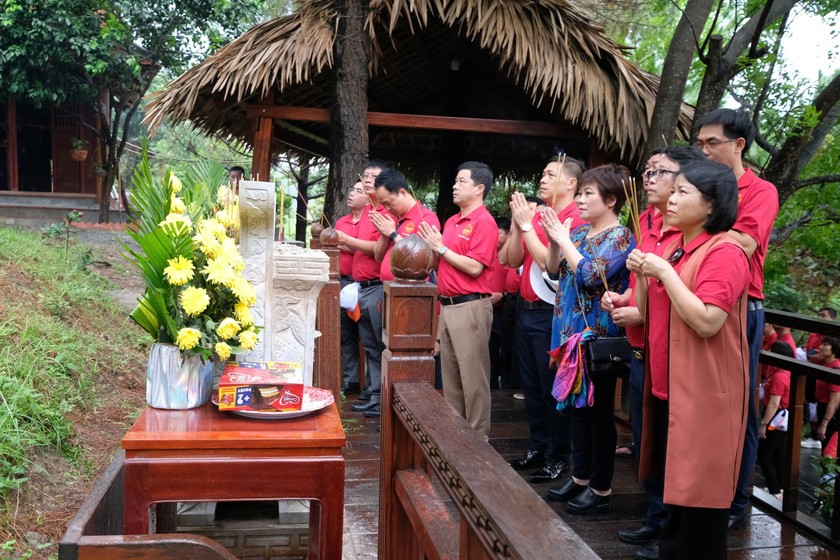 Đoàn Công tác dâng hương Khu mộ của Đại tướng Võ Nguyên Giáp cùng phu nhân Đặng Bích Hà.