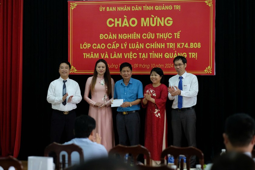 Đoàn Công tác trao quà cho trường học.