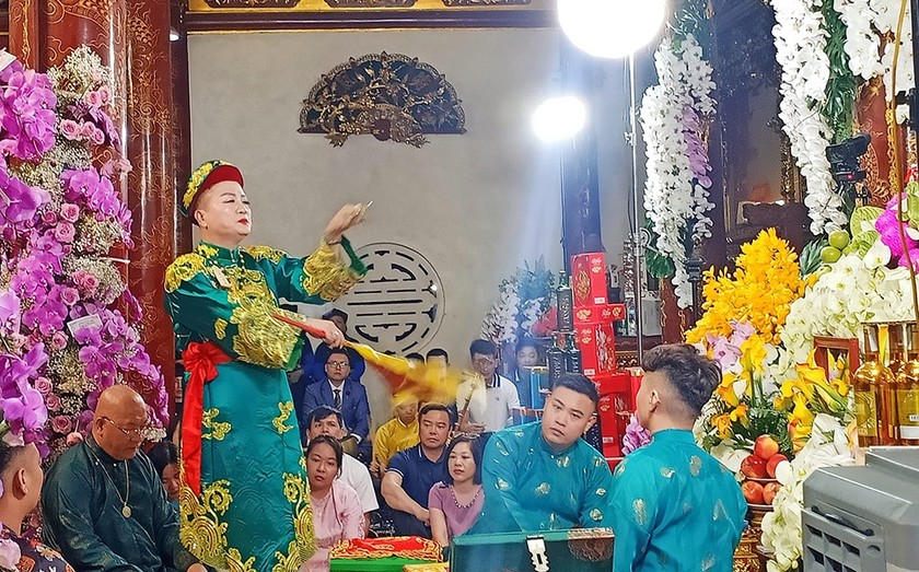Nghệ nhân ưu tú Đặng Ngọc Anh thực hành tín ngưỡng thờ Mẫu Tam phủ tại Lễ hội cơm mới 2024.