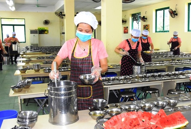 Chú trọng an toàn thực phẩm bếp ăn tập thể, nhất là các căng tin, nhà ăn tại trường học. (Ảnh minh họa. Nguồn: VGP) 