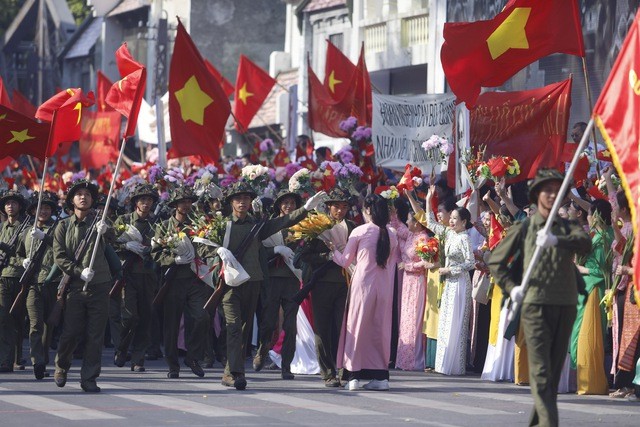 Màn thực cảnh tái hiện ngày 10/10/1954 đoàn quân giải phóng tiến về tiếp quản Thủ đô. (Ảnh: VGP)